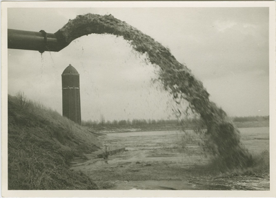 837 Smitsschorre ten zuiden van de watertoren wordt opgespoten met zand afkomstig van de verbreding van het kanaal ...