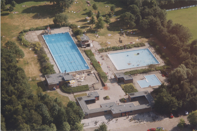 970 Zwembad 't Plaatje aan de Sportlaan te Axel vanuit de lucht