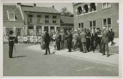 974 Afscheid van de brigades Axel, Breskens, Hontenisse en IJzendijke der Koninklijke Marechaussee op de Markt te Axel