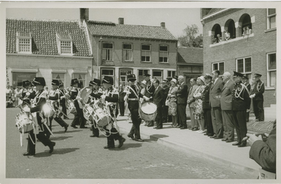975 Optreden van het muziekkorps van de Koninklijke Marechaussee tijdens het afscheid van de brigades Axel, Breskens, ...