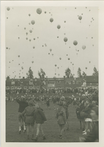 982 Oplaten van ballonnen op het sportterrein aan de Buitenweg te Axel ter gelegenheid van de viering van 750 jaar ...