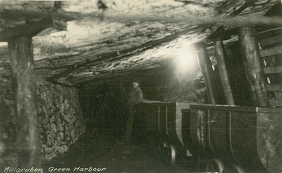 2-4 Kolenmijn met mijnwerkers en steenkolenkarren in Green Harbour, Spitsbergen