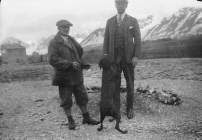 21.1-12 Links vermoedelijk Paul Kief, collega van Sjef van Dongen, rechts een onbekende man, met hond