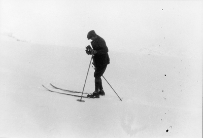 21.1-18 Een man op ski’s met fototoestel. Spitsbergen