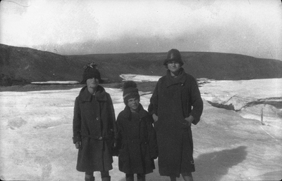21.1-24 Drie meisjes, vermoedelijk uit het gezin Kief. Spitsbergen