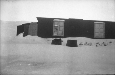 21.1-25 Een huis in de sneeuw. Spitsbergen
