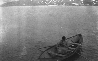 21.1-27 Een vrouw in een roeiboot, vermoedelijk Frau Kief