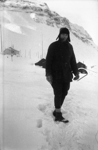 21.1-33 Een man met pijp en bontmuts in de sneeuw. Spitsbergen