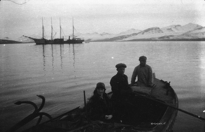 21.1-40 Een vrouw en twee mannen in een roeiboot, met schepen op de achtergrond