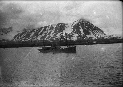 21.1-8 Een schip, Spitsbergen