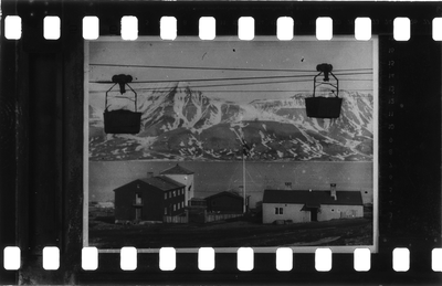 22.1-1 Kabelbaantje met huizen in sneeuwlandschap. Spitsbergen