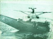 23-10-73 Zicht vanaf het Noorse schip Braganza op twee watervliegtuigen op het water. Op de voorgrond het vliegtuig van ...