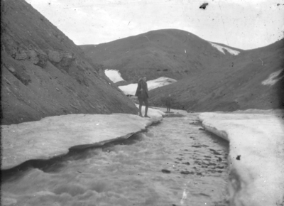 23-11-82 Twee jonge mannen in een bergachtig landschap met water en ijs op Spitsbergen