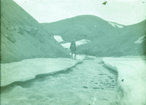 23-11-82 Twee jonge mannen in een bergachtig landschap met water en ijs op Spitsbergen