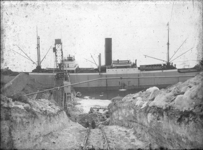 23-11-84 Schip bij een kolenmijn op Spitsbergen