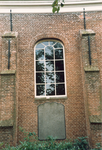 110 Een raam met daaronder een ingemetselde grafzerk in de gevel van de Nederlandse Hervormde kerk te Colijnsplaat