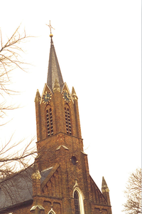 24 De toren van de Rooms-katholieke kerk aan de Walstraat te Axel