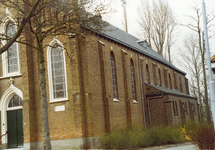 25 De ingang en zijgevel van de Rooms-katholieke kerk aan de Walstraat te Axel