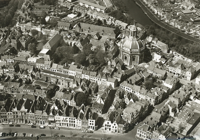 396 Oostkerk, Middelburg. De Oostkerk en omgeving te Middelburg vanuit de lucht gezien