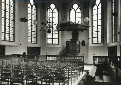 428 Het interieur van de Nederlandse Hervormde kerk te Nisse
