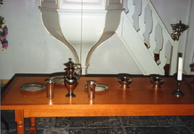 485 De tafel met het avondmaalszilver en de onderzijde van de preekstoel in de Nederlandse Hervormde kerk te Oudelande