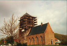 548 De Nederlandse Hervormde kerk te Sint Kruis waarvan de toren in de steigers staat