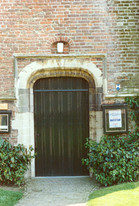 654 Een zij-ingang van de Nederlandse Hervormde kerk (?) te Vrouwenpolder