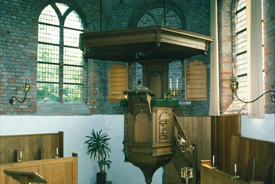 665 De preekstoel in de Nederlandse Hervormde kerk te Waarde