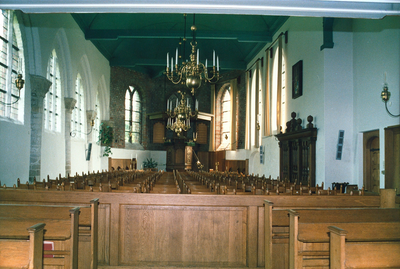 666 Het interieur van de Nederlandse Hervormde kerk te Waarde