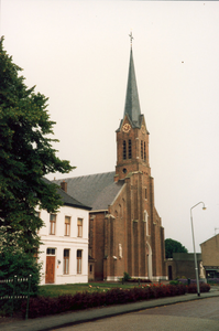 70 De Rooms-katholieke kerk van Boschkapelle, met links de pastorie