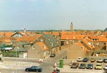 719 Panorama van Westkapelle vanaf de Zeedijk met in het midden de kerk van de Gereformeerde Gemeente, de vuurtoren en ...
