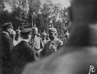 2-11 Parade in Vlaanderen, de Duitse keizer Wilhelm II in gesprek met militairen van het Marinekorps Flandern