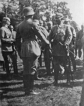 2-13 Parade in Vlaanderen, de Duitse keizer Wilhelm II in gesprek met militairen van het Marinekorps Flandern