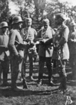 2-15 Parade in Vlaanderen, de Duitse keizer Wilhelm II decoreert een militair van het Marinekorps Flandern