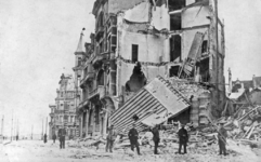 2-83 Beschadigde huizen in een onbekende Vlaamse stad