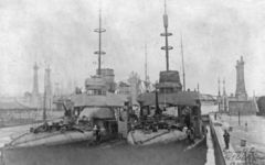 2-86 Duitse torpedobootjagers afgemeerd in de Demeysluis van Oostende, op de achtergond de Graaf de Smet de Naeyerbrug