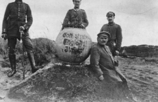 3-102 Duitse militairen poserend bij een gedenkteken bestaande uit vermoedelijk een mijn voorzien van de leus Gott ...