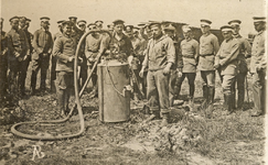 3-103 Duitse militairen poserend rond een vlammenwerper in West-Vlaanderen
