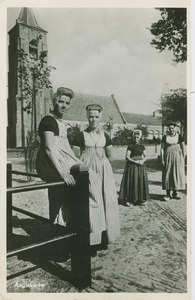 AAG-P-2 Aagtekerke. Vrouwen in klederdracht op het Dorpsplein te Aagtekerke