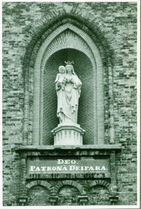 AAR-5 RK Kerk OLVrouwe van Aardenburg. Mariabeeld aan de Rooms-katholieke kerk Onze Lieve Vrouwe aan de Weststraat te ...