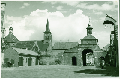 AAR-9 Aardenburg, Kaaipoort met RK Kerk. De Kaaipoort en de Rooms-katholieke kerk te Aardenburg gezien vanaf de Kaai