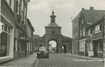 AAR-P-16 Aardenburg, Kaaipoort (1630). Gezicht op de Kaaipoort vanuit de Weststraat te Aardenburg