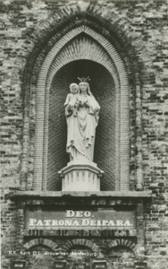 AAR-P-17 R.K. Kerk O.L. Vrouw van Aardenburg. Beeld van Onze Lieve Vrouwe in de gevel van de Rooms-katholieke kerk aan ...