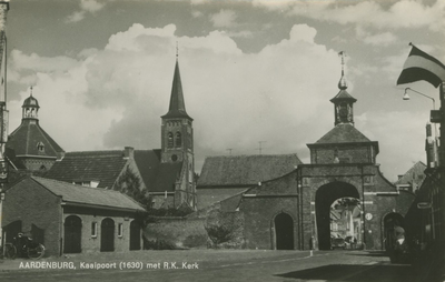 AAR-P-20 Aardenburg, Kaaipoot (1630) met R.K. Kerk. De Kaaipoort en de Rooms-katholieke Kerk te Aardenburg