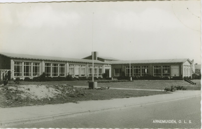 ARN-P-18 Arnemuiden, O.L.S.. De Openbare Lagere School aan de Clasinastraat te Arnemuiden