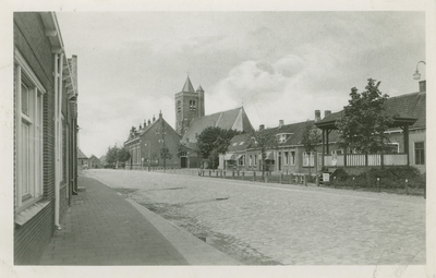 BAA-58 Dorpsgezicht Baarland. De Slotstraat met de Nederlandse Hervormde kerk en de muziektent te Baarland