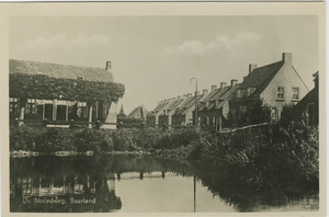 BAA-P-36 De Noordweg, Baarland. De Raadhuisstraat (thans Burgemeester Vogelaarstraat) met de vate te Baarland