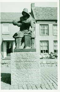 BIE-27 Biervliet, Standbeeld voor Willem Beukelsz.. Standbeeld voor Willem Beukelsz. op de Markt te Biervliet