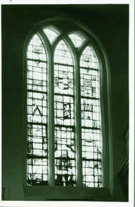 BIE-6 Biervliet, Ned. Herv. Kerk. Gebrandschilderd raam in de Nederlandse Hervormde kerk aan de Kerkstraat te Biervliet