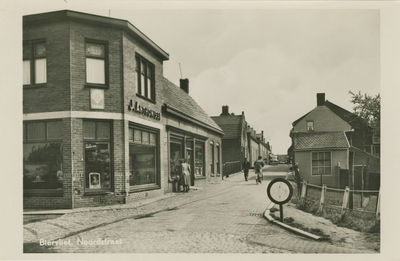 BIE-P-15 Biervliet, Noordstraat. De Noordstraat te Biervliet met de winkel van J. Anthonisse